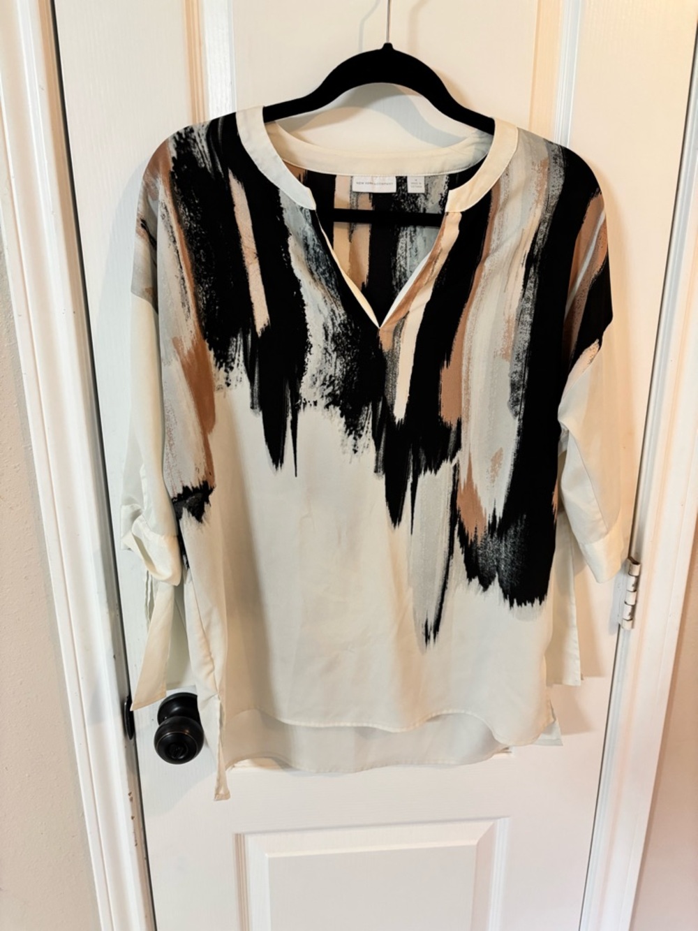Relaxed V-Neck Brushstroke Blouse - White/Black/Tan Women’s Medium Lightweight